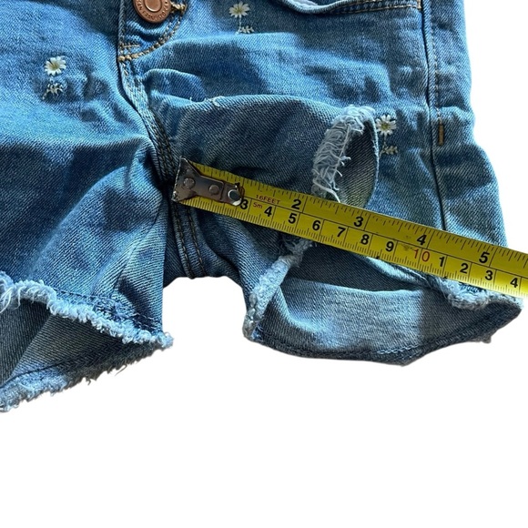 🌼 5/$25 Old Navy Daisy Embroidered Denim Shorts 5T Button Fly Distressed Hem - Picture 5 of 9